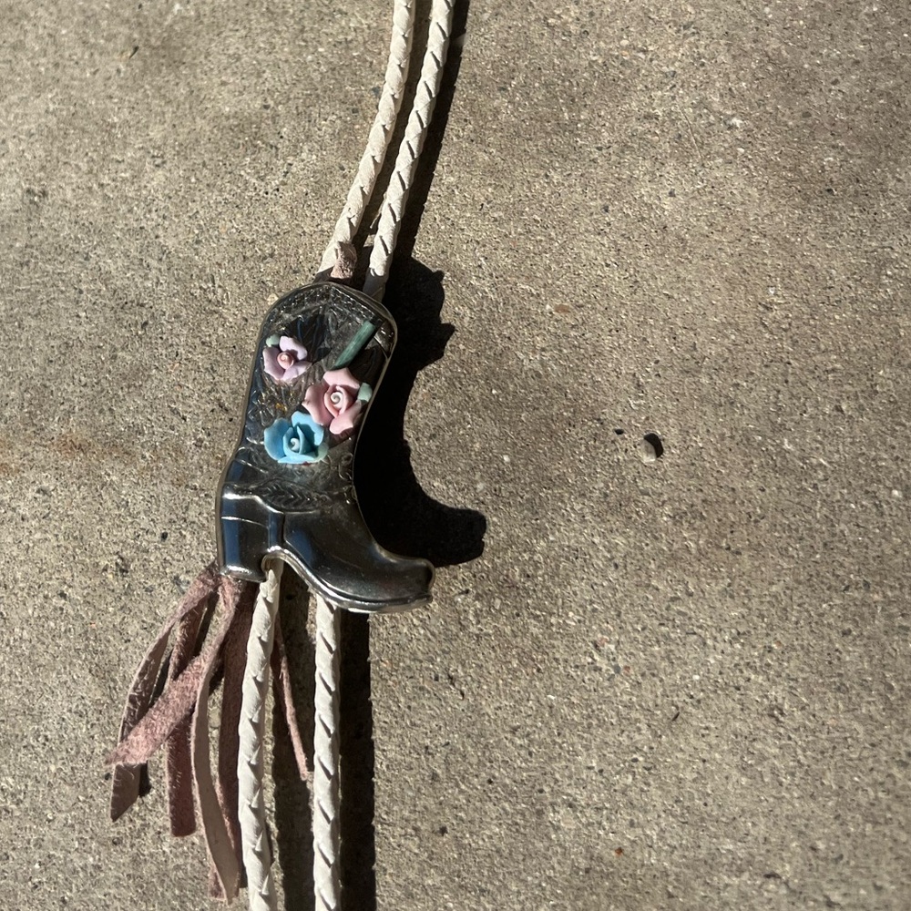 Boot pendant Western style bolo tie floral braided white cord Cowboy cowgirl - Picture 7 of 14